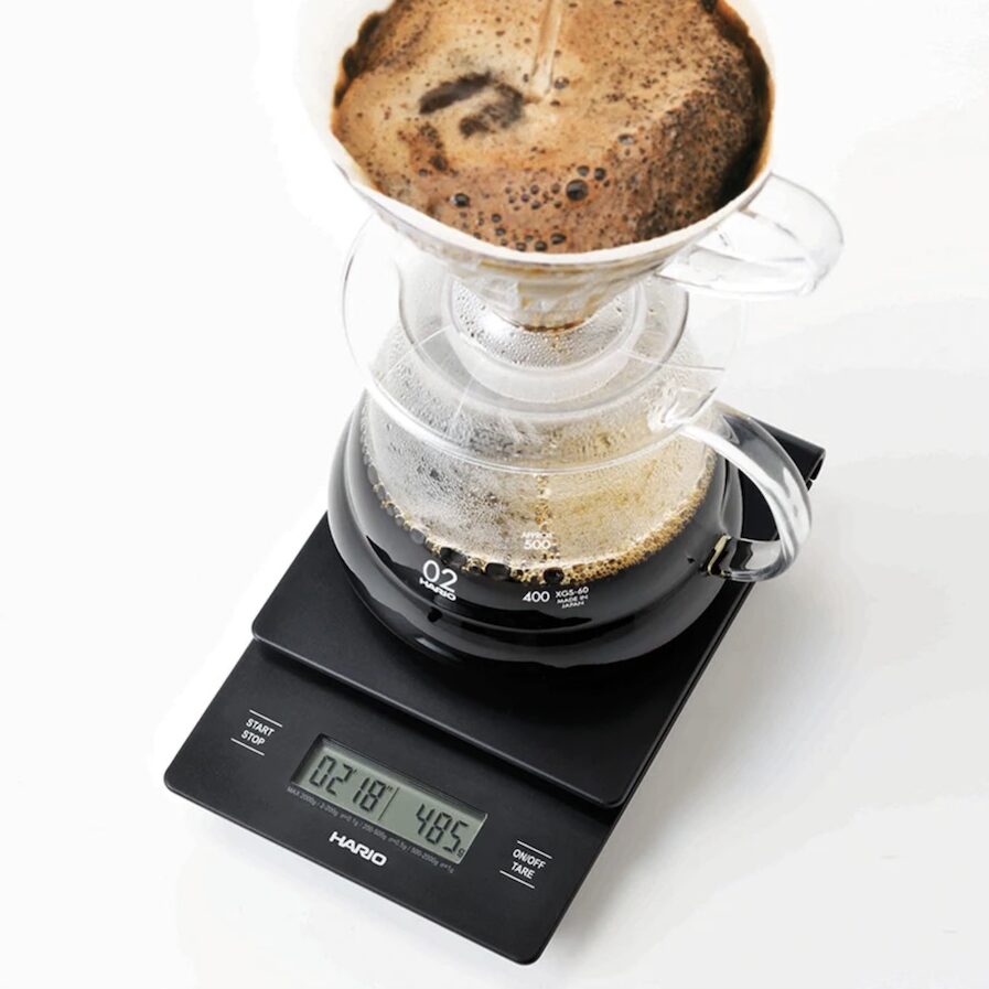 Hario V60 Drop Scale kahvivaaka käytössä